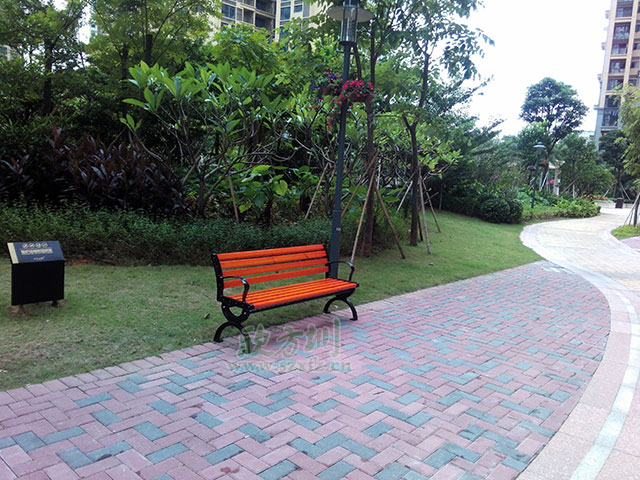  欣方圳垃圾桶廠家這里有您所需的各類垃圾桶產(chǎn)品和園林椅休閑椅，您只需要關(guān)注一下您身邊的市場或者來欣方圳官網(wǎng)瞧一瞧。您可以在欣方圳官網(wǎng)的案例里面，看到全國各地區(qū)的用戶案例及各種類型的用戶選擇。這不，深圳觀瀾的一位客戶又一次來我司欣方圳科技有限公司購買了一批鑄鐵有靠背園林椅。       欣方圳的這批P27鑄鐵有靠背園林椅椅腳模具使用電腦雕刻，比一般廠家人工模具鑄鐵椅腳表面更光滑平整。耐壓性極強(qiáng)，同時(shí)具備很強(qiáng)的耐熱、耐磨、耐蝕、耐低溫的特性，鑄鐵有靠背園林椅，生產(chǎn)周期較短，給人以粗獷、莊重、穩(wěn)重的感覺，是戶外市政公共設(shè)施必選產(chǎn)品。    而且為了防止椅條在受力情況下往下變形，我們欣方圳的每一款休閑椅都在在椅條的下面加了兩條L30*3的熱鍍鋅角鋼加強(qiáng)支撐，加強(qiáng)椅條的支撐能力，有效的將承載力傳遞到椅腿上，防止椅條變形，加強(qiáng)休閑椅的抗沖擊能力，提高鑄鐵有靠背園林椅的壽命。