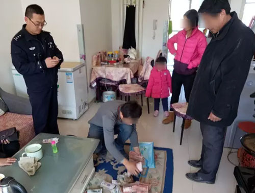 17萬當(dāng)垃圾丟掉：驚慌失措！全家上陣翻找垃圾桶