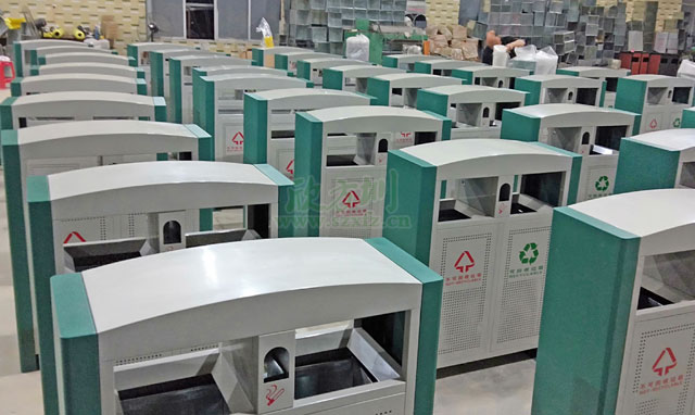 戶外環(huán)衛(wèi)果皮箱廠家生產(chǎn)實景圖