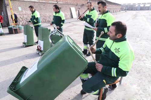 國(guó)外環(huán)衛(wèi)工用戶(hù)外垃圾桶奏響了勞動(dòng)人民的天籟之音