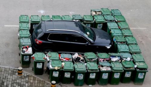 汽車被垃圾桶包圍是被惡搞還是得罪人了？