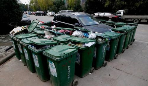 汽車被垃圾桶包圍是被惡搞還是得罪人了？