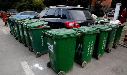 汽車被垃圾桶包圍是被惡搞還是得罪人了？