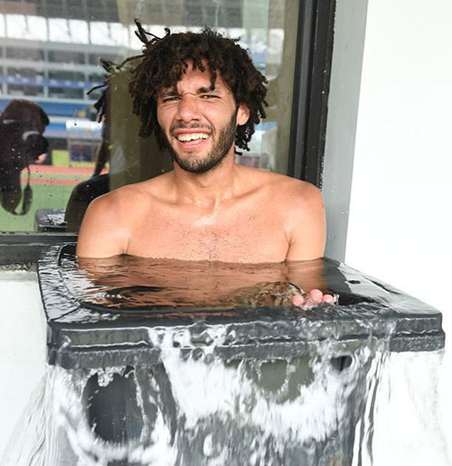 感受中國溫度！阿森納眾將集體鉆進(jìn)垃圾桶