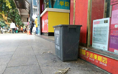 垃圾桶當足球踢？！城區(qū)大半年累計丟近千個垃圾桶